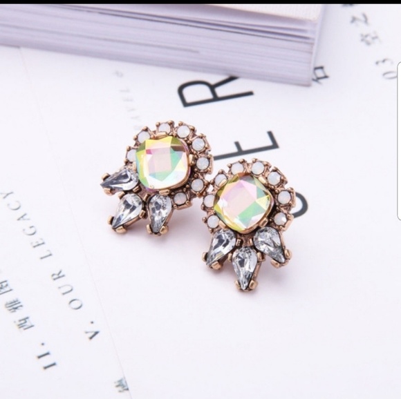 Jewelry - 💝Lovely Crystal Accented Earrings💝